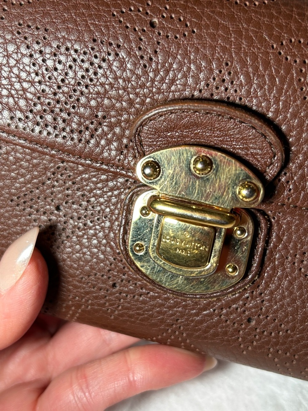 402. Louis Vuitton Mahina Amelia wallet in Acajou brown leather - Picture 6 of 13